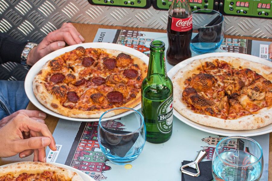 Amsterdam: Pizza Cruise with New York Pizza & Drinks - Picking Your Pizza Type and Managing Groups