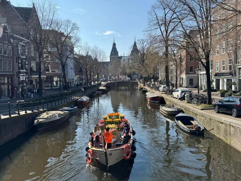 Amsterdam: Premium Tulip Boat Canal Tour - Getting to Prins Hendrikkade 33A and your orange-dressed crew