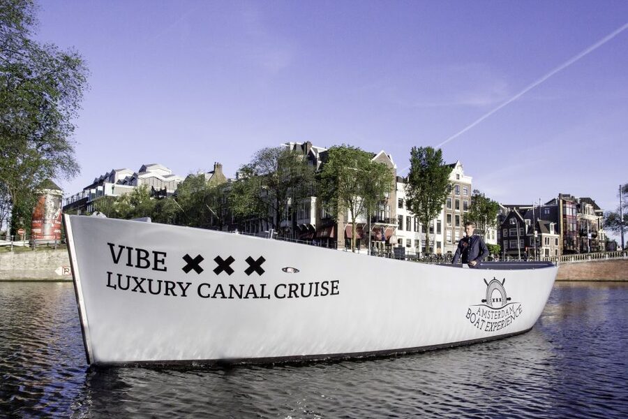 Amsterdam: Private BBQ Cruise with Personal Chef & Drinks - Personal chef and live cooking: the part that can make or break it