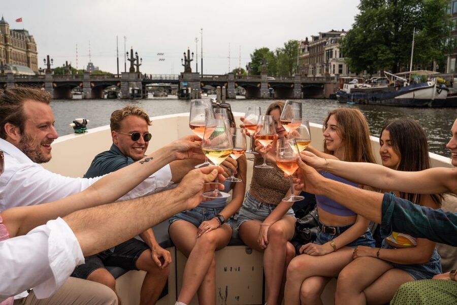 Amsterdam: Private Canal Booze Cruise with Unlimited Drinks - More time on the canals: finishing where you started