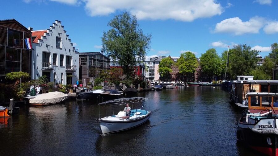 Amsterdam: Private Canal Tour - Finding the Boat: No Sign, Light Blue Roof