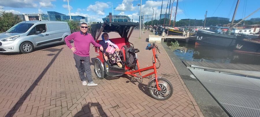 Amsterdam: Private City Highlights Tour by Rickshaw - Dam Square to the Amstel: the route that sets the tone fast