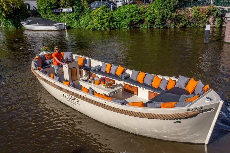 Amsterdam: Private Cruise with Drinks & Pizza or Burger - Where to meet near Seapalace dock