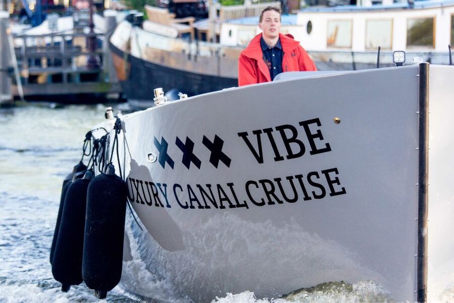 Amsterdam: Private Cruise with Drinks & Pizza or Burger - Who should book this cruise (and who should skip it)