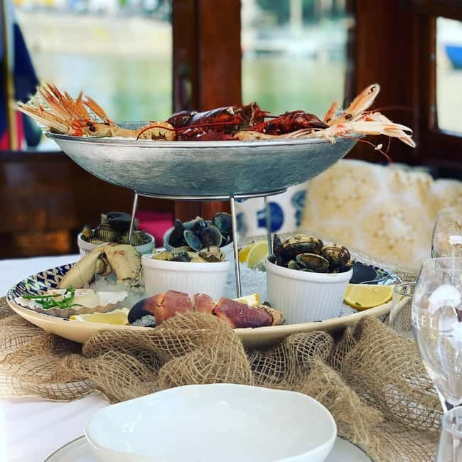 Amsterdam: Private Dinner Cruise (4pers) with Guide - The two-hour rhythm: photo stop, guided commentary, then dinner on the water