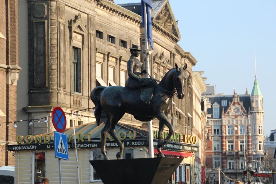 Amsterdam: Private Hidden Gems Discovery Tour - Dam Square to Nieuwe Kerk: why the center makes sense on foot