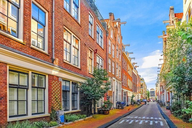 Amsterdam Private Historical Walking Tour - The New Church and Begijnhof: mixing grand sights with quiet corners