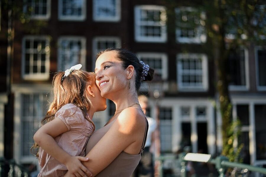 Amsterdam: Private Photoshoot in iconic locations - Entering the Rijksmuseum gardens on a photo timeline