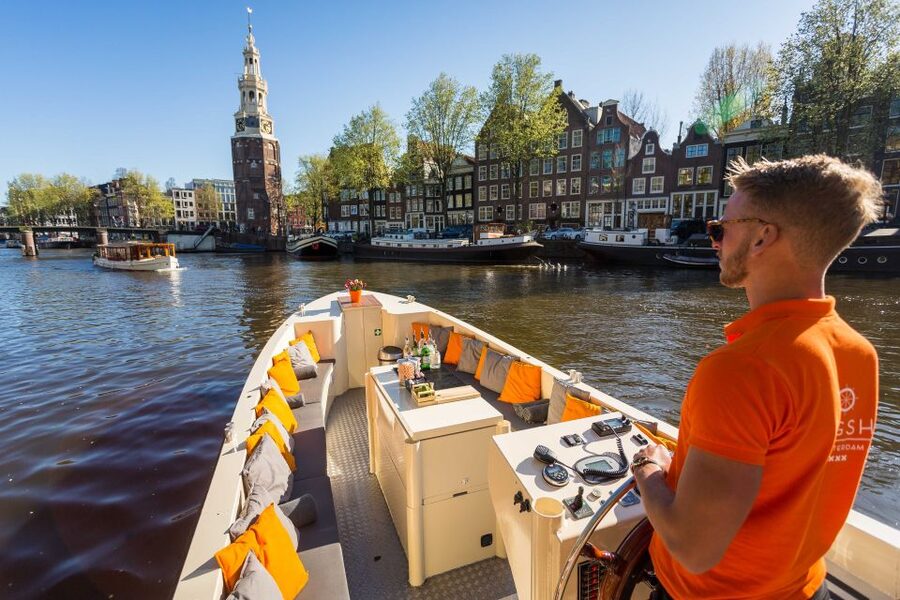 Amsterdam: Private Prosecco Canal Cruise Tour - Boarding at Oosterdokskade 8: Fast start, easy meetup