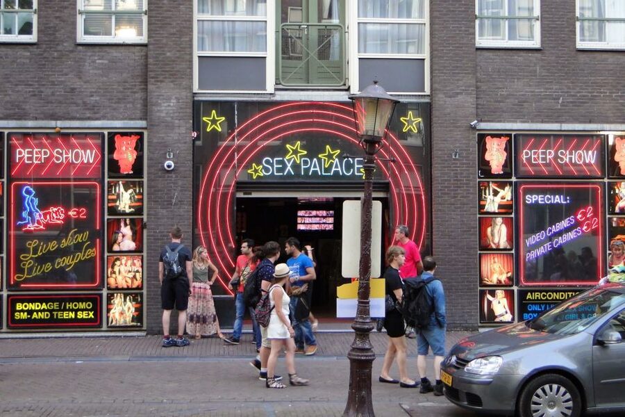 Amsterdam: Private Red Light District and Food Tour - Coffee shop culture and Dutch law, explained so you can actually use it