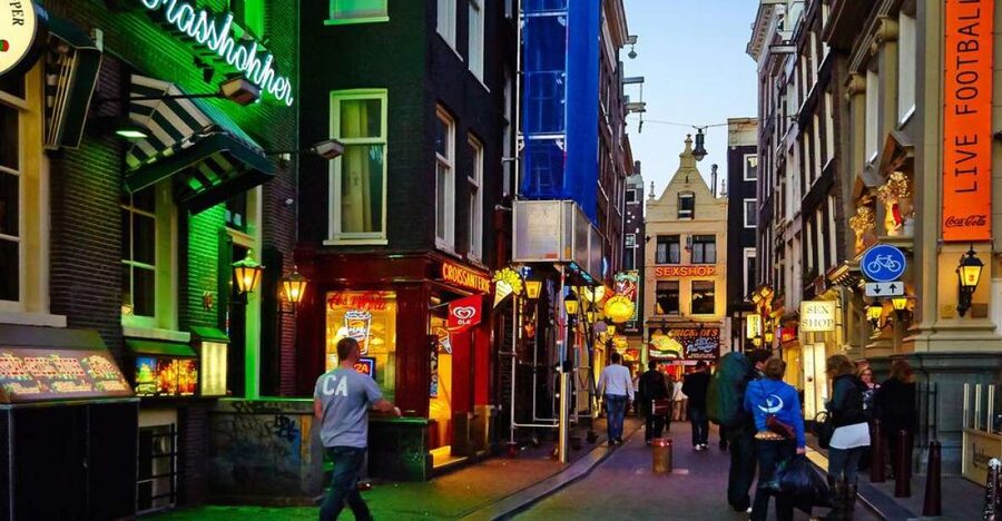 Amsterdam: Private Red Light District and Food Tour - Food tastings: the three Dutch bites that make the walk worth it