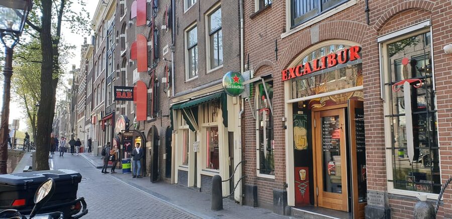 Amsterdam: Private Red Light District Tour in Spanish - Old Church and the Tight-Street Core: Narrow Lanes, Coffeeshops, and Explanations