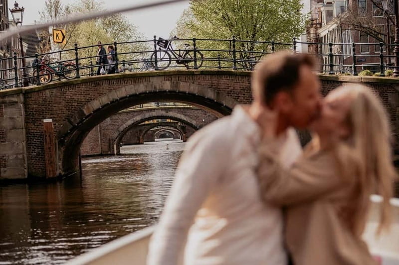 Amsterdam: Private Romantic Canal Cruise w. Prosecco/Snacks - Why this private Lovers-Bridge cruise feels different