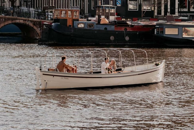 Amsterdam: Private Romantic Canal Cruise w. Prosecco/Snacks - Boat comfort: cozy blankets, heating, and a calm pace