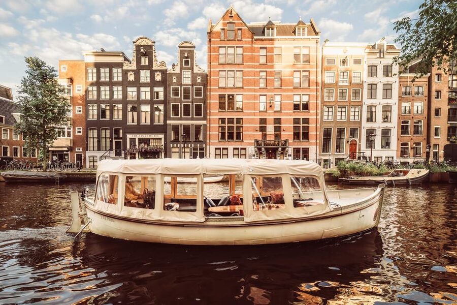 Amsterdam: Private Romantic Evening Boat Tour with Prosecco - Captain Storytelling in English: What to Listen For