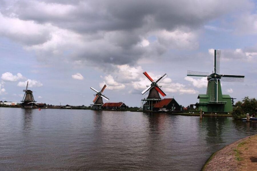 Amsterdam: Private tour Tulips, Keukenhof, Windmill & Cheese - Who makes this tour work: your English host in the car