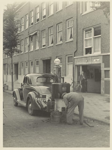 Amsterdam: Private World War Two History Walking Tour - Dam Square on May 7, 1945: A Loud Moment With a Clear Clock