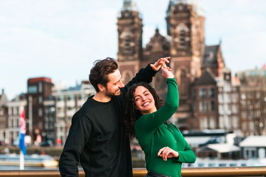 Amsterdam: Professional photoshoot at Centraal Station - What’s included (and what you should expect from the photos)