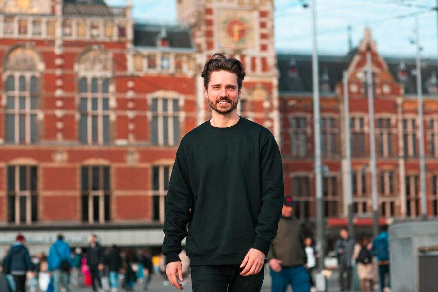 Amsterdam: Professional photoshoot at Centraal Station - Price for up to 8 people: when this deal makes sense