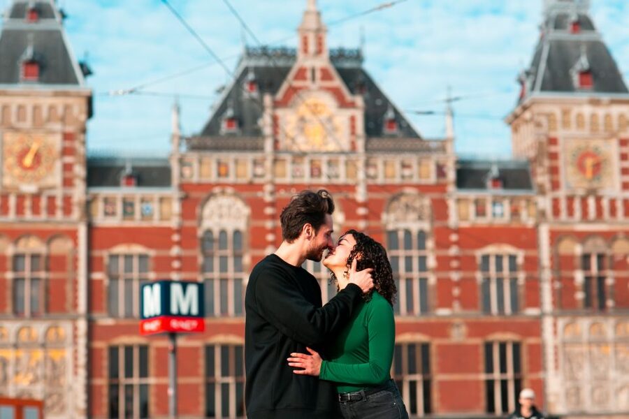 Amsterdam: Professional photoshoot at Centraal Station - Who should book this Amsterdam Centraal Station photoshoot