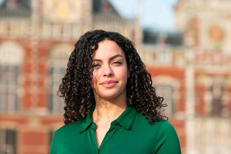 Amsterdam: Professional photoshoot at Centraal Station - Where to meet: Stationsplein 42 (and why it matters)