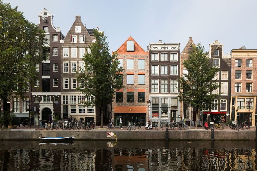 Amsterdam: Red Light District 1-hour Smartphone Audio Tour - Dam Square to Nieuwmarkt: the route that gives shape to the story