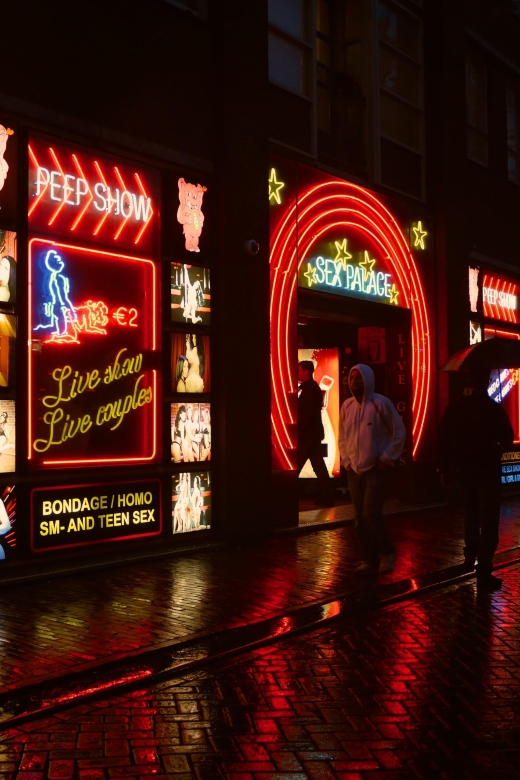 Amsterdam: Red Light District and Coffeeshop Culture Tour - Getting your bearings: the history stops before you hit the lights