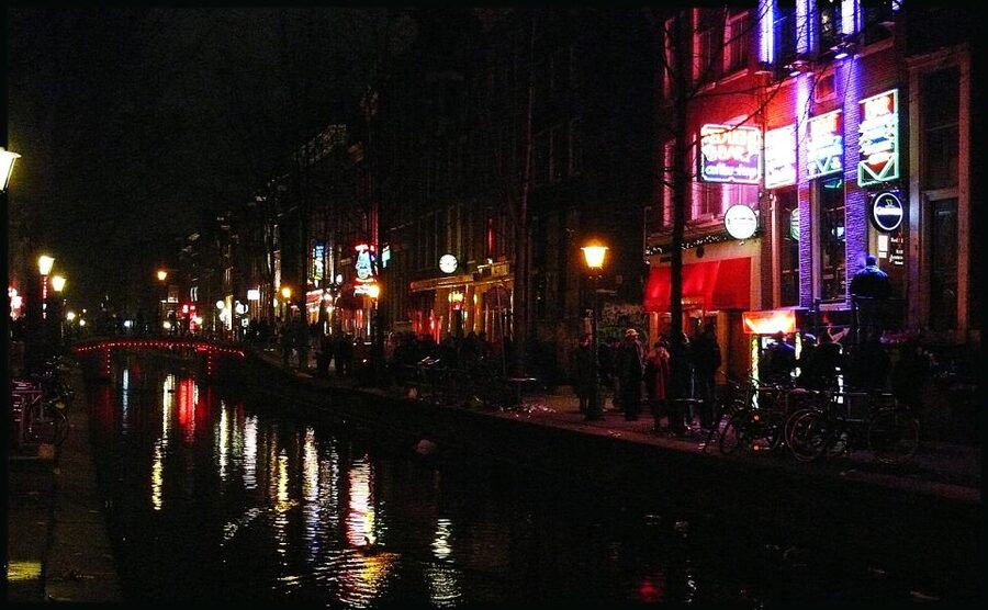Amsterdam Red Light District and Old Town Walking Tour - What You’ll See on the Route: Red Windows, Old Town Streets, and Canal-Edge Energy
