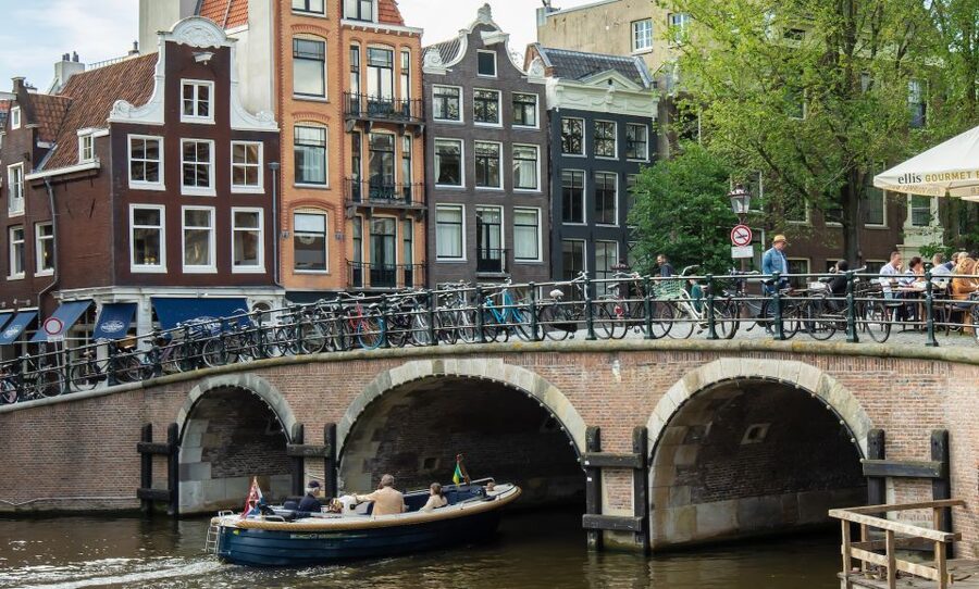 Amsterdam: Red Light District & City Tour German or English - Choosing the German or English tour option actually matters