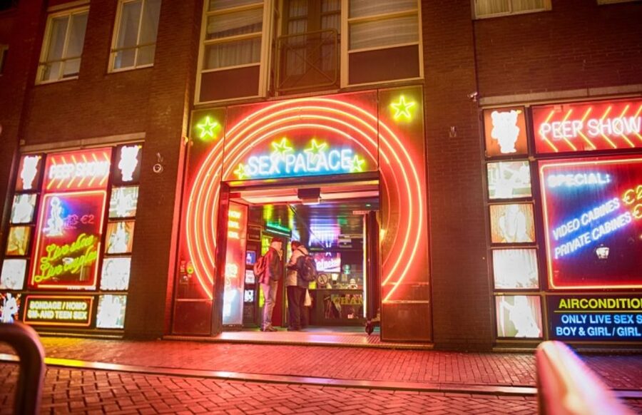 Amsterdam: Red Light District Exclusive Night Tour - Why this Red Light District tour works best at night