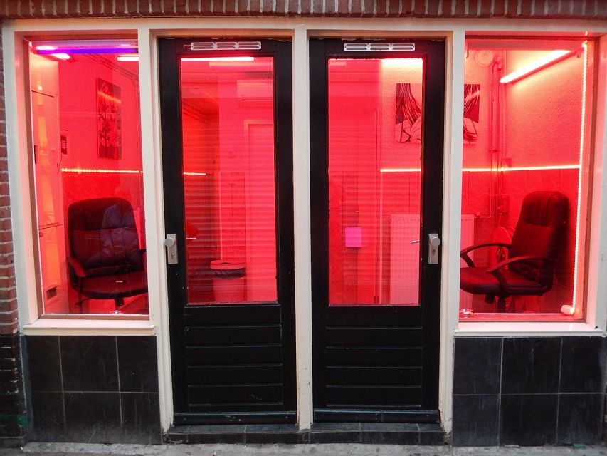 Amsterdam: Red Light District Exclusive Night Tour - Leidse Square: a nearby pulse of nightlife and locals