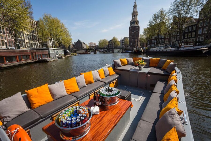 Amsterdam: Red-Light District Pub Crawl and Booze Boat Tour - Drinking Games and Prizes: How the Fun Stays Moving
