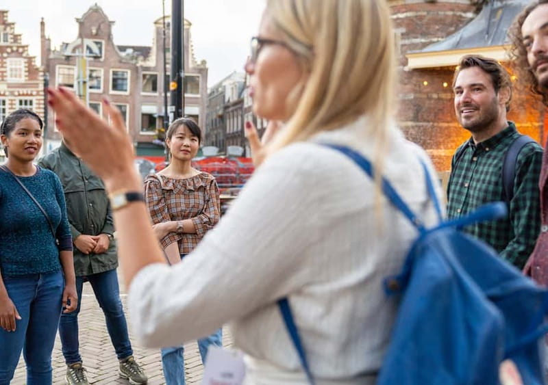 Amsterdam: Red Light District Tour in DE/EN/IT/ES/FR - A 90-minute Red Light District tour that feels like a briefing