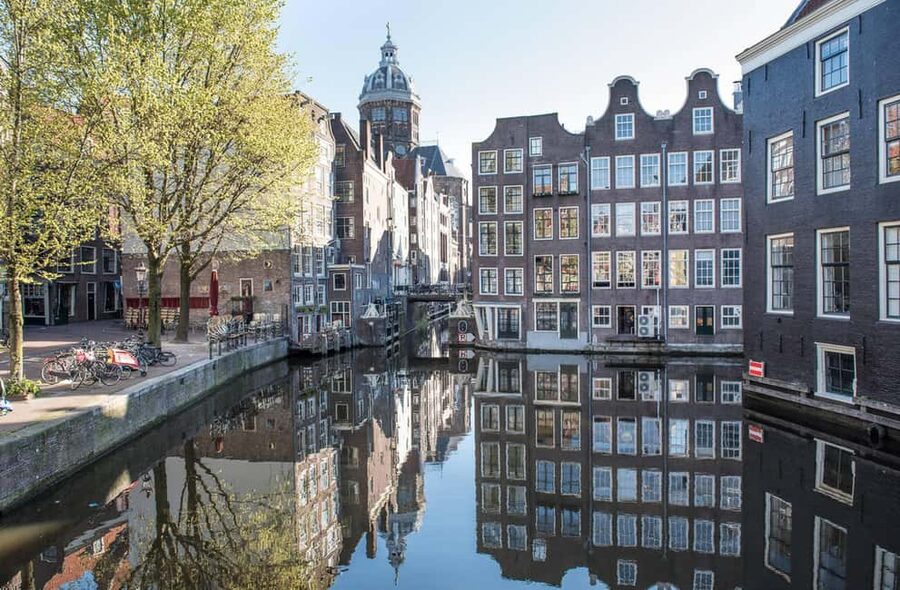 Amsterdam: Red Light District Tour in English or German - Narrow Streets, Canal-Belt Lanes, and the Narrowest Street Moment