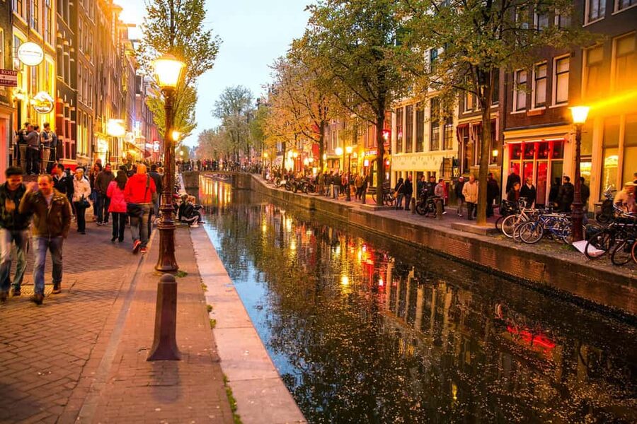 Amsterdam: Red Light District Tour in English or German - Coffee Shop History: Finding the First One on Your Way