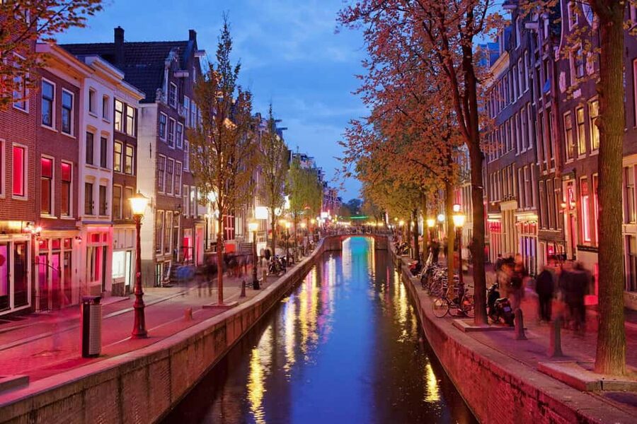 Amsterdam: Red Light District Tour in English or German - Live Guides and the Pace That Makes It Work