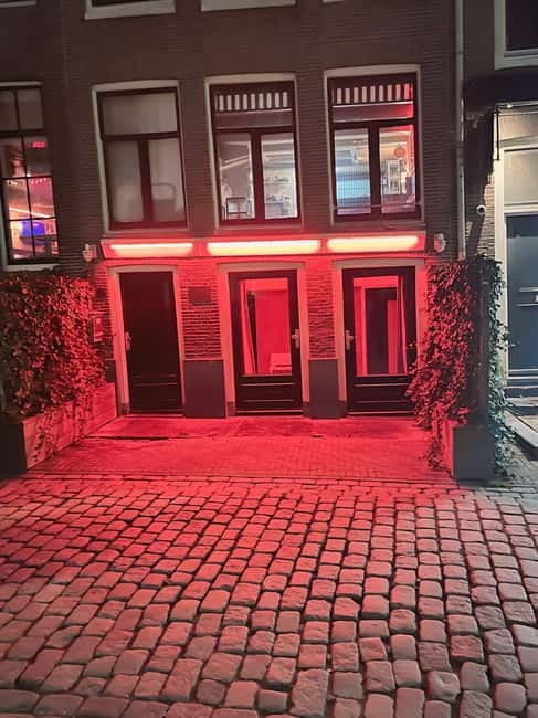 Amsterdam: Red Light District Tour in German/English for groups of 4 or more - Why a 2-hour Red Light District tour actually makes sense