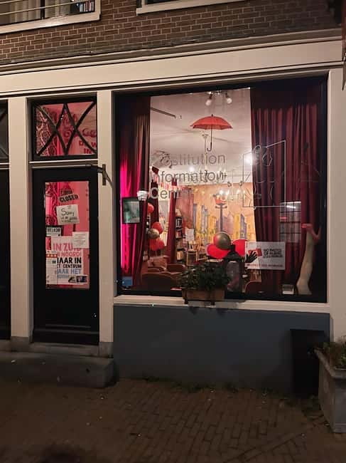 Amsterdam: Red Light District Tour in German/English for groups of 4 or more - Chinatown, a market square, and a former protective wall stop