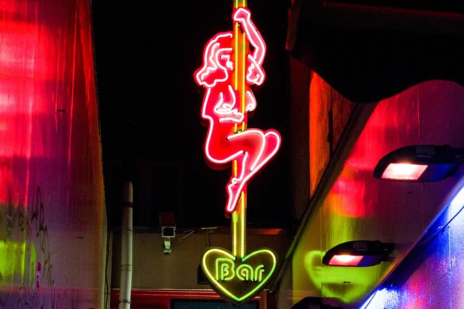 Amsterdam Red Light District Walking Tour in EN/DE/IT/ES - The Meeting Point at Dam Square and the National Monument Start