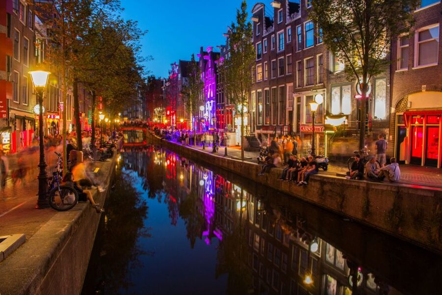 Amsterdam: Red Light District walking tour - Meeting up in Amsterdam’s Old Town and how the 2 hours work