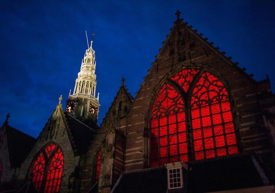Amsterdam: Red Light Tour Exclusive + Peep Show - Coffeeshops and politics: The Bulldog The First as a case study