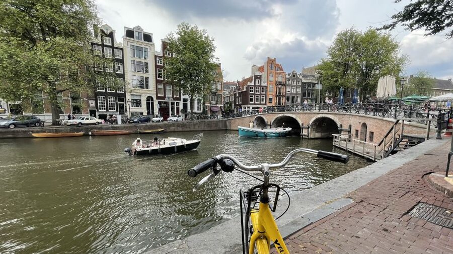 Amsterdam: Relaxed City Highlights Guided Bike Tour - Jordaan neighborhood riding: where Amsterdam feels lived-in