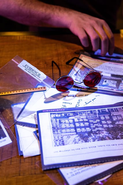 Amsterdam: Self-guided Red Light District Pub Crawl Mystery - The 3-hour format: short outdoor time, long indoor problem-solving