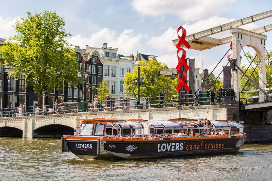 Amsterdam: Semi-Open Canal Boat Cruise - Audio Guide in 19 Languages: Headphones, Rhythm, and What to Listen For