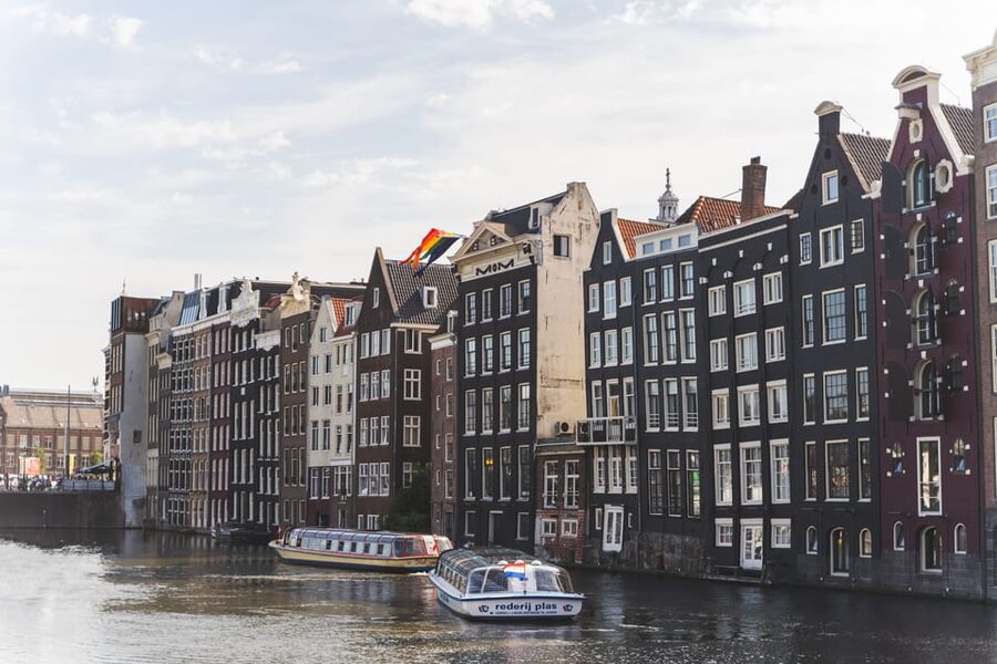 Amsterdam Small-Group Walking Tour with Canal Cruise - Your Canal Cruise Hour: Audio in 17 Languages or Live Luxury With a Bar