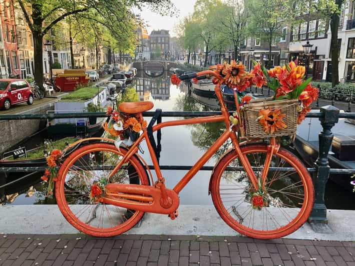 Amsterdam: Small Group Walking Tour with Fun Guide - David’s guide style: fun stories that actually connect