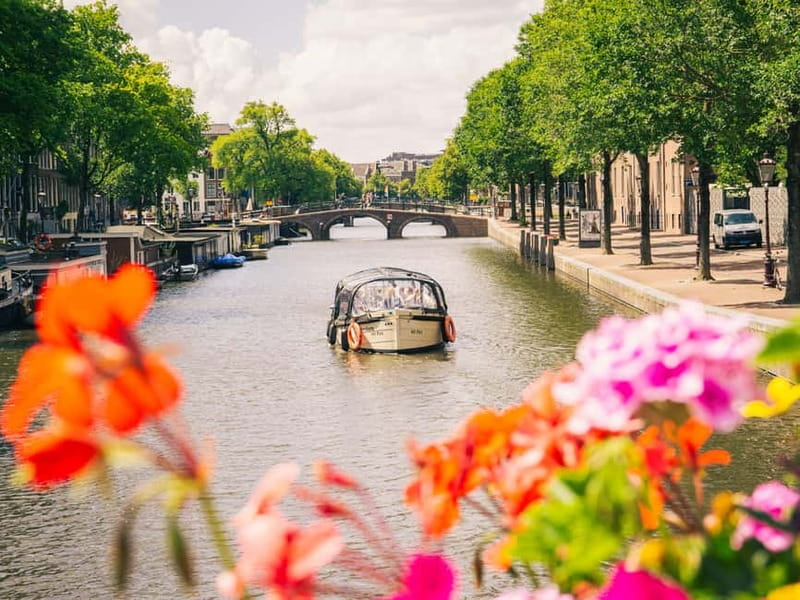Amsterdam: Spanish Guided Open Boat Cruise with Bar Onboard - How the 60 minutes actually flow on the water