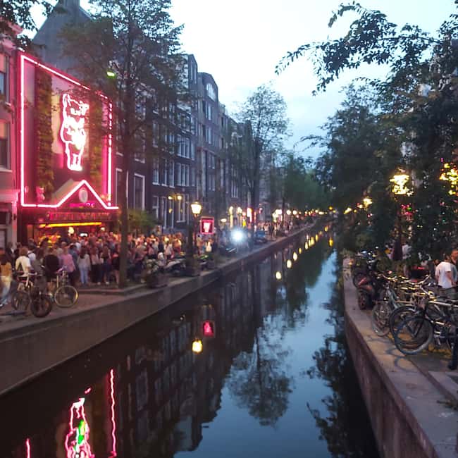 Amsterdam: Spanish Tour Unmasking the Redlight District - Why a Spanish walking tour for Amsterdam’s Red Light District works