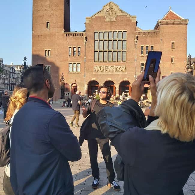 Amsterdam: Spanish Tour Unmasking the Redlight District - Canal-side pauses at He Hua Tempel and a secret photo stop