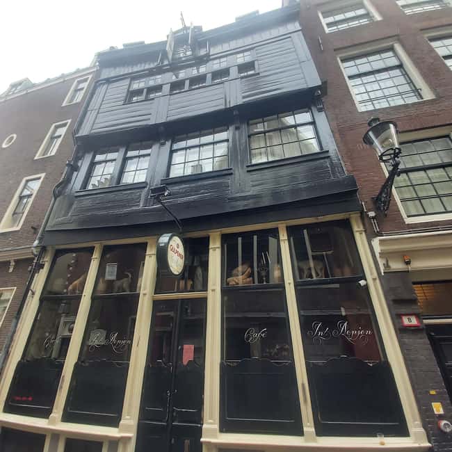 Amsterdam: Spanish Tour Unmasking the Redlight District - Walking the Red Light District: Oudezijds Voorburgwal and Warmoesstraat